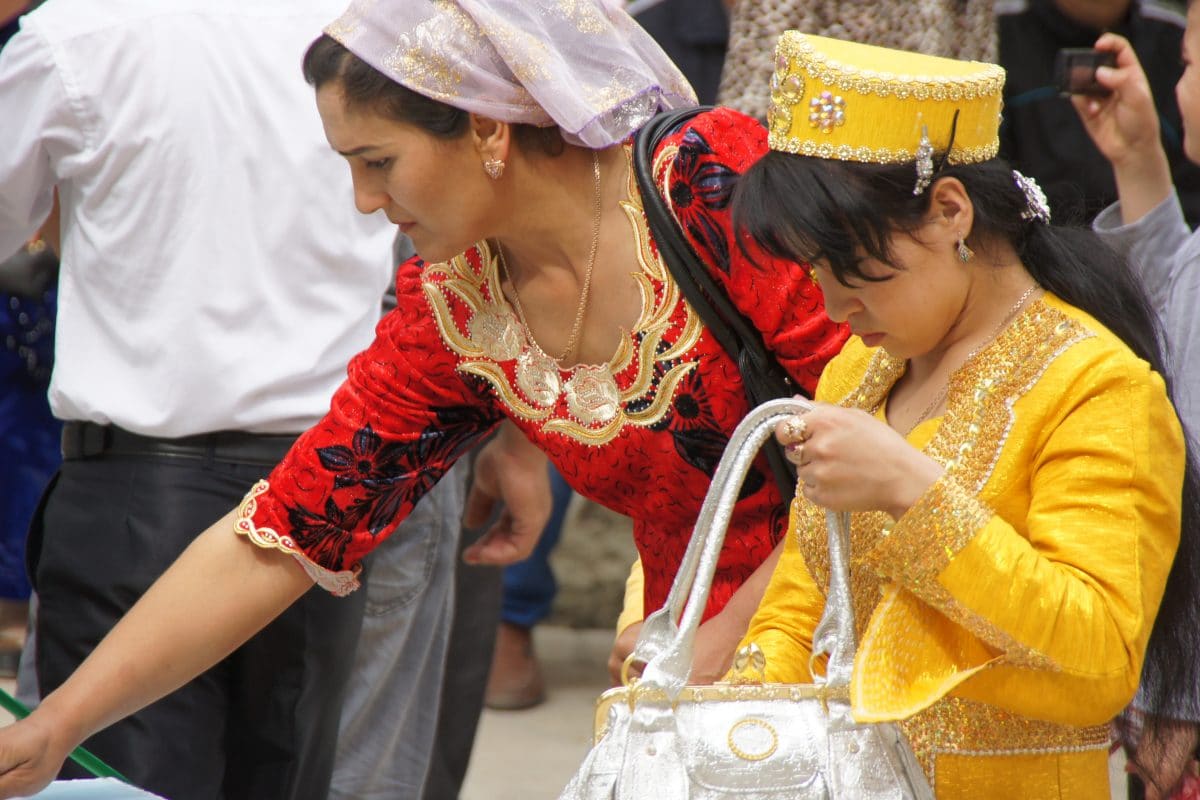 Frauen in traditionell Usbekischer Tracht
